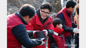 한동훈, 중계동 연탄 봉사…尹-김건희 언급에 “진솔한 생각 말해”