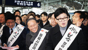 국힘 서울역·민주 용산역, ‘텃밭’ 귀성객 설 인사…이준석은 수서역