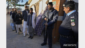 ‘총선’ 파키스탄 투표소에서 경찰관 1명 총격에 사망