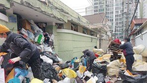 집 앞까지 쓰레기…저장강박증 주민 설득해 쓰레기 1.5t 수거