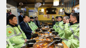 “헌신이 희생돼선 안돼”…尹, 설 연휴 첫날 환경공무관 떡국 조찬