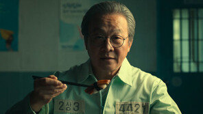 초밥 먹는 4421번 죄수…‘살인자ㅇ난감’ 이재명 연상 논란에 지지층 발끈