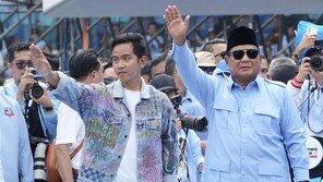 ‘정적’ 대통령과 손잡은 印尼 국방장관, 과반 지지로 대권 유력