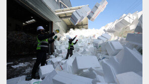 설 연휴가 남긴 스티로폼 더미 