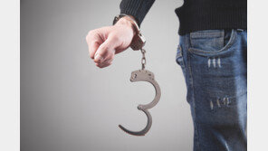 수갑차고 식당 돌아다니던 20대 붙잡혀…“열쇠 없어서”