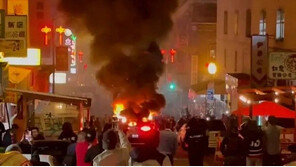 美 무인 택시 잇단 사고…성난 군중 ‘웨이모’에 불붙여