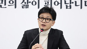 한동훈 “사전투표때도 관리관이 날인해야”… 선관위 “유권자 앞에서 인쇄해 문제 없어”