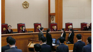 “박근혜 부당 파면에 고통” 헌법재판관 상대 손배 2심도 패소