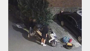 10대 오토바이 절도범들, CCTV에 “딱 걸렸네”