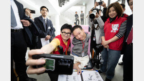 택배조끼 입고 무릎꿇은 한동훈 “자립준비청년, 표 되진 않지만…”