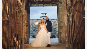 ‘핫플’ 결혼식장 된 美교도소…“드레스 입고 알 카포네 감방 지나”