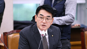 박용진 사무실 낙서한 ‘개딸’ 4명 재판 넘겨져…사진·안내판도 훼손