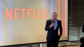 韓 찾은 넷플릭스 CEO “오징어게임 세트장 방문…새 시즌 기대돼”
