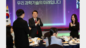 尹, 미래 과학자 만나 “어릴 적 꿈 과학자…잘 뒷받침 하겠다”