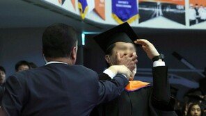 尹 축사 중 소리친 카이스트생, 끌려나가…대통령실 “불가피한 조치”