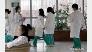 전공의 집단사직서 제출 수련병원 12개로 늘어…일부 철회