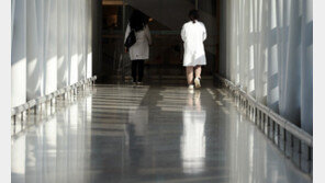 신규 입원 중단하고 수술 절반 축소…“환자 볼모삼나”