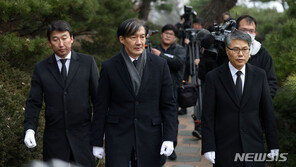 현충원 찾은 조국 “신당 창당 2말 3초…한동훈 ‘운동권 청산’에 실소”