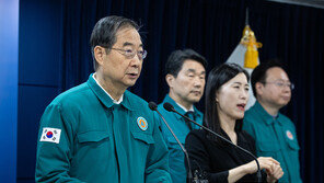 대통령실 “2000명 증원, 조정 없다”…전공의 715명 사직서 제출