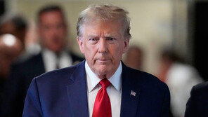 벌금폭탄 트럼프, 재정적 타격…50만원 황금운동화 판매 예고