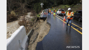 캘리포니아 겨울 홍수로 지역공항 폐쇄…강물 불어나 주민 고립