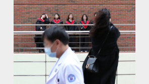 집단행동 의대생들 눈치보며 휴학계 낸다…“동참 안 하면 호적 파여”