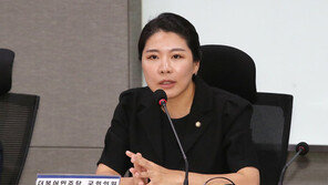 野 신현영 “30대 의사 연봉 4억 아냐”…의사 시절 연봉 공개