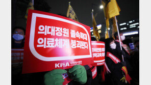 “14만 의사 투쟁 막지 못해” vs “환자 버린 의사 면허 반납하라”