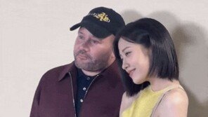 안유진 골반에 ‘나쁜 손’…팬들 분노 부른 명품 패션 디렉터