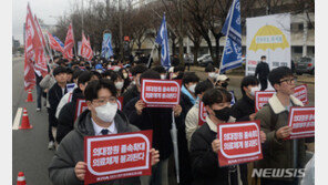 의대생 346명 ‘휴학 철회’…휴학계 제출 하루 새 297명 감소