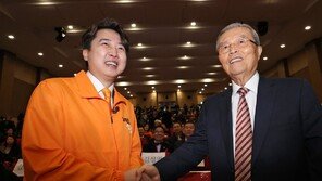 김종인, 이번엔 개혁신당으로… 총선 때마다 점퍼색 갈아 입어