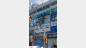 요양원 3층 간판에 앉아있던 치매 할머니 무사히 구조