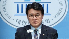 민주 황운하, 총선 불출마 선언…“기꺼이 희생양 되겠다”