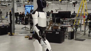 78초간 뚜벅뚜벅… 테슬라 로봇, 인간처럼 걷다