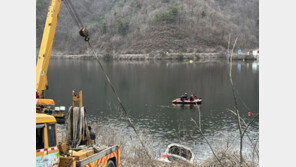 옥천 저수지서 인양된 차량 내 男·女시신 발견…경찰 수사