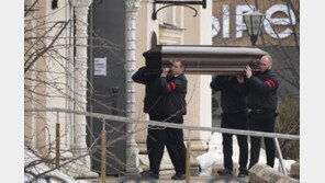 ‘푸틴 정적’ 나발니, 의문사 2주 만에 모스크바서 장례식