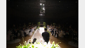 “결혼하라, 안한 사람보다 12~24%p 더 행복하다”…美갤럽 조사