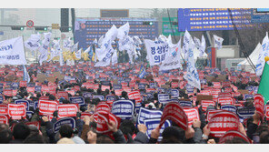 의사 수만 명 가운 벗고 피켓 든 날…환자들 “항암 밀리고 있다”