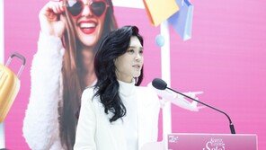 ‘블랙앤 화이트룩’ 명동 나선 이부진 “외국인 환대 분위기 확산”