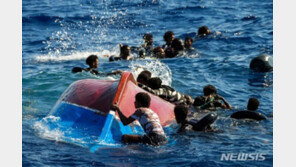 프랑스서 영국 가던 불법 이민 선박 뒤집혀 7세 여아 사망