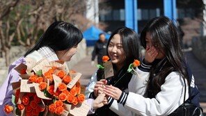 ‘여성의 날’ 건네는 장미 한 송이