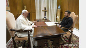 교황, 젤렌스키 향해 “협상서 백기 들 용기있는 자가 강한 사람”