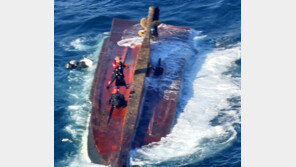 “통영서 전복된 어선, 프로펠러에 폐그물” 4명 숨지고 5명 실종… 수색범위 확대