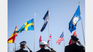 나토 사령부에 게양된 스웨덴 국기… 32번째 회원국