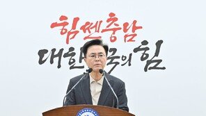 빨간 유니폼 논란 김태흠 “그게 정치 쟁점화할 일인가”