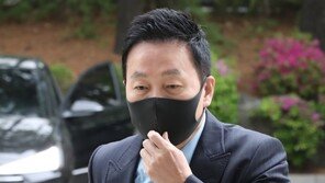 ‘목발 경품’ 논란 정봉주 “피해 용사 연락 못해…당분간 선거 활동 중단”
