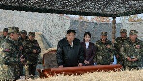 北 김정은, 딸과 공수부대 훈련 지도…“첫째도 둘째도 전쟁준비”