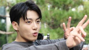 ‘군복무’ BTS 정국 “천장까지 야무지게 청소…밥도 잘 지어”