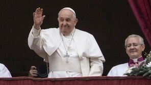 교황 “여성에 반한적 있어…마라도나엔 ‘어느쪽이 죄 지은 손이냐’ 농담도”
