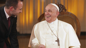 교황 “신학생때 나도 여성에 반한 적 있다”